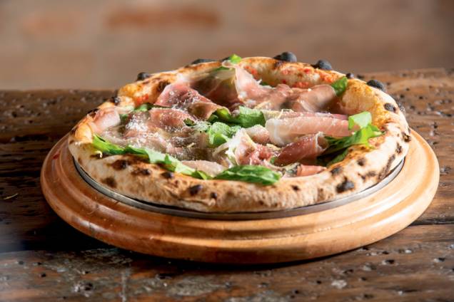 Pizza amalfi: tomate, muçarela de búfala, presunto cru, parmesão, rúcula e raspas de limão-siciliano