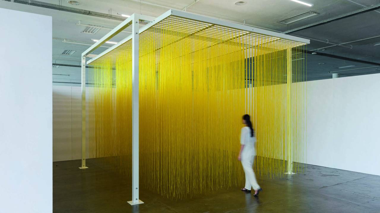 Imagem mostra instalação amarela e branca em galeria de arte