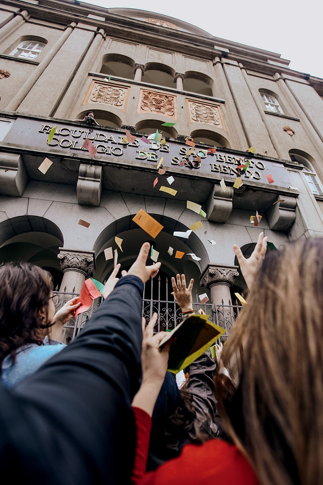 Imagem mostra papéis sendo lançados de janela de edifício