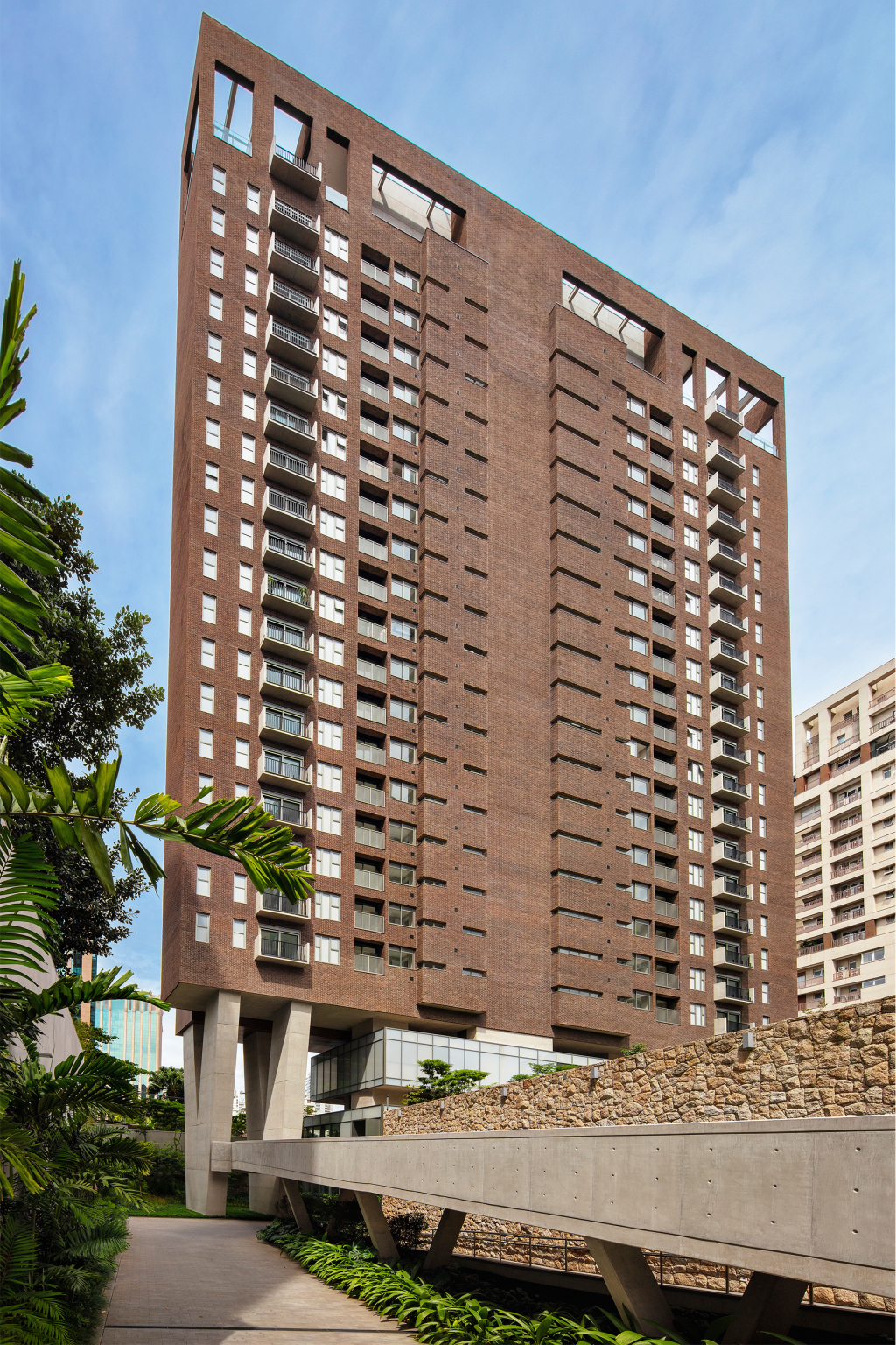 edificio-casa-brasileira-3 Edifício tem pilares em “Y” e homenageia mestres do modernismo