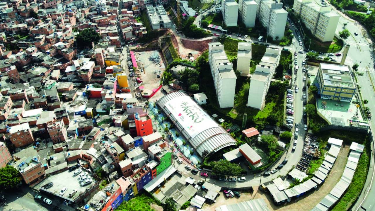 Imagem aérea mostra publicidade em cima de pavilhão escrita "Favela É Agro"