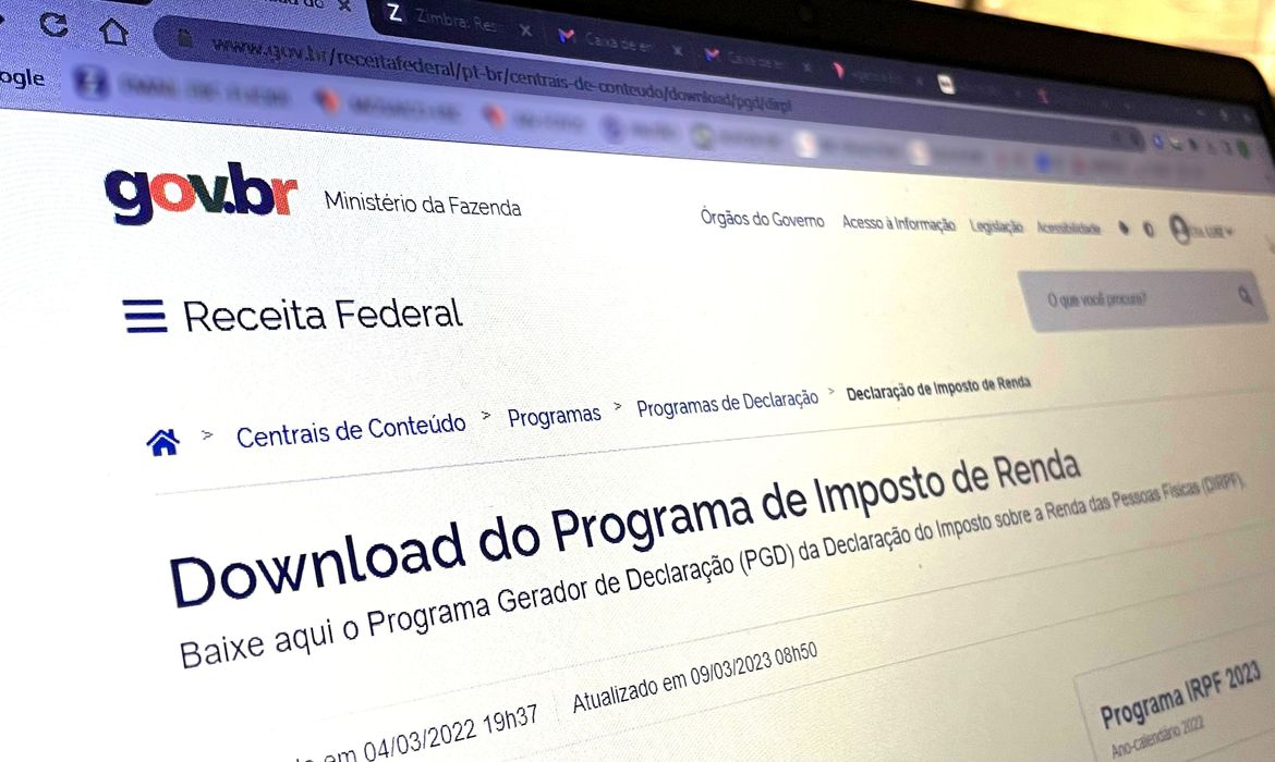 Foto de tela de computador mostrando uma página do Governo Federal com o texto "Download do Programa de Imposto de Renda"
