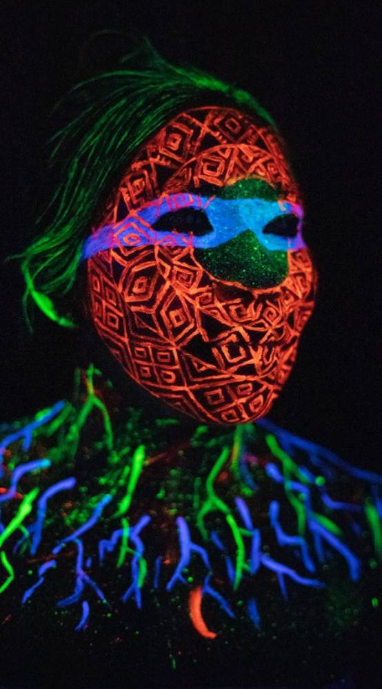 Paulo Desana Imagem mostra rosto com desenhos coloridos e neon