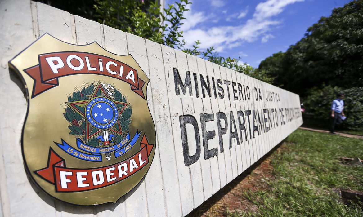 Uma espécie de placa da Polícia Federal em Brasília