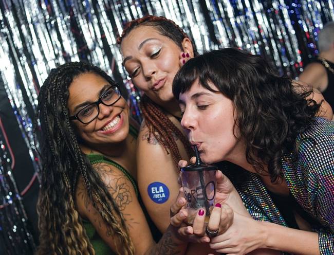 Criados da Stereo: Simone, Erika e Laís celebram a diversidade, com dinâmicas como um adesivo com seus pronomes de preferência