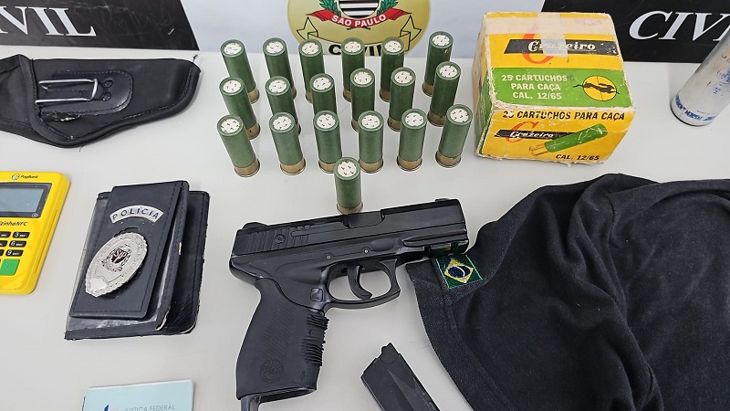 Balas, uma arma, um distintivo falso e uma camisa falsa da Polícia Civil