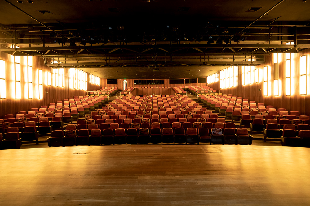 Vista do teatro Raul Cortez a partir do palco, espaço é a joia da coroa do Sesc 14 Bis