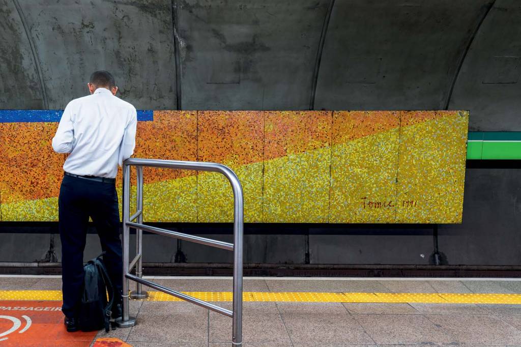 Quatro Estações: painéis de Tomie Ohtake estão na parede de túnel da estação Consolação