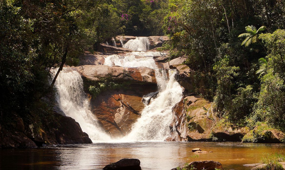 Foto de cachoeira no Parque Estadual da Serra do Mar.