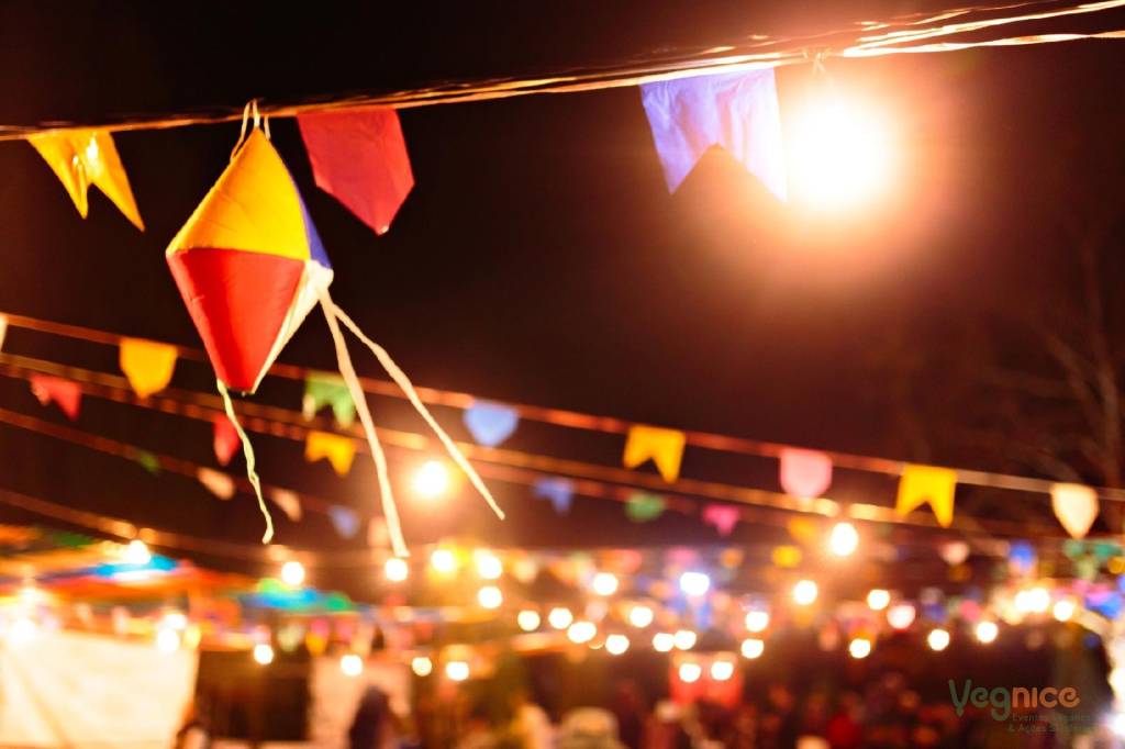 5 – Festa Junina Vegana (Divulgação) Pequeno balão colorido e fileiras de bandeirinhas aparecem em destaque à noite.