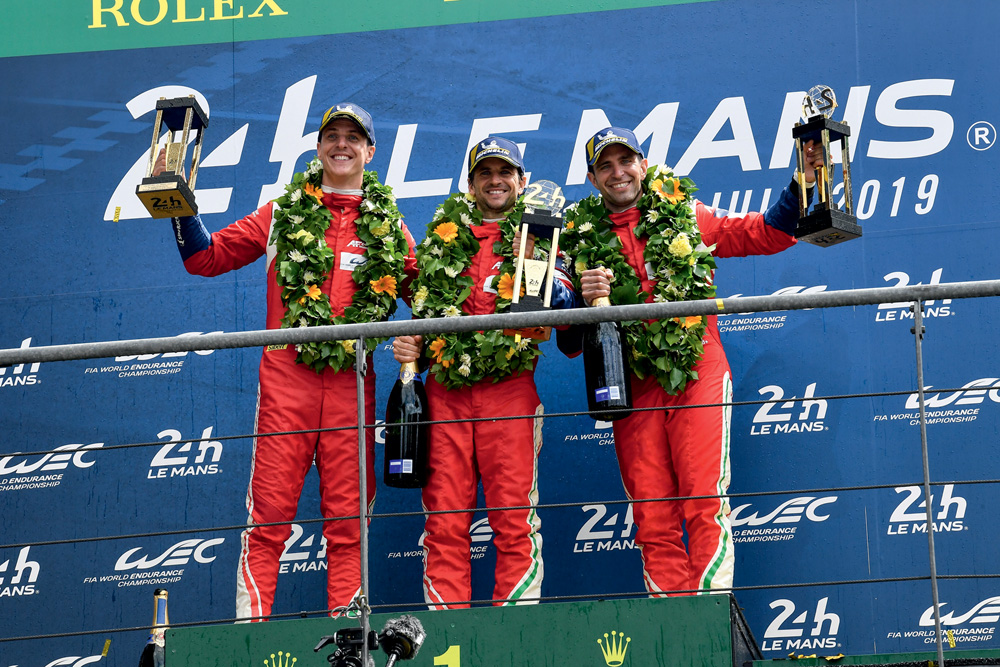 Da esquerda para a direita, os pilotos Alessandro Pier Guidi, James Calado e o brasileiro Daniel Serra, vencedores da edição 2019 da Le Mans, principal etapa de prova de resistência da FIA