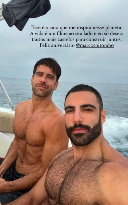 dois homens sem camisa em um barco
