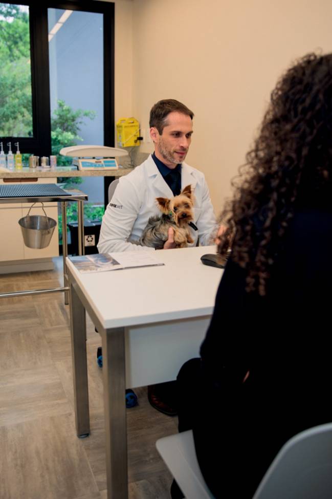 Além do atendimento médico, o Nouvet oferece spa, banho com componentes veganos e escolinha para recreação e correção de comportamentos. Na foto, Thiago Teixeira