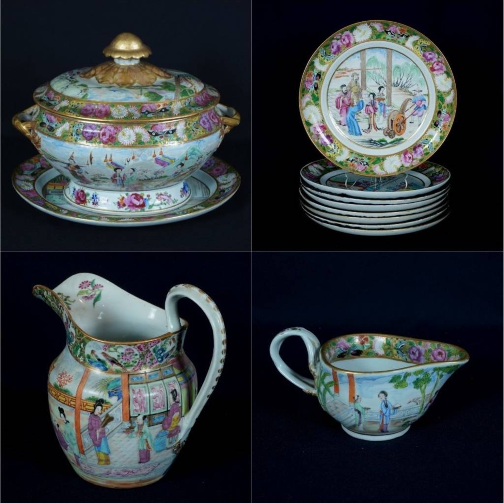 Foto com quatro peças de porcelana chinesa: em sentido horário, série de pratos, molheira, jarra e travessa.