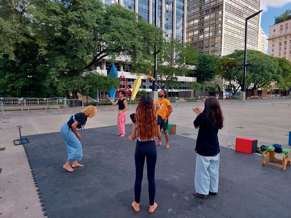 Vale do Anhangabaú tem aulas de circo e circuito de patins