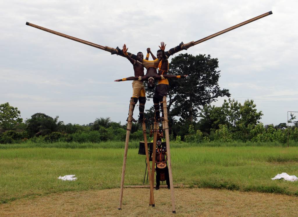 Edukikan (Togo): acrobatas em pernas de pau a 5 metros de altura