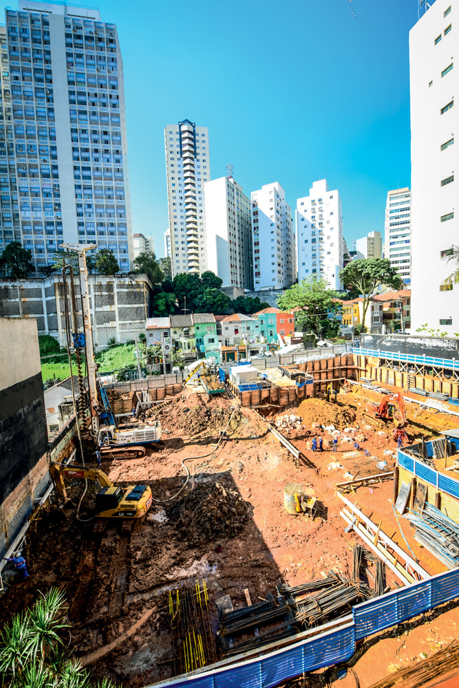 Trisul: obra na rua Almirante Marques Leão, no Bixiga, questionada judicialmente; empresa não comenta