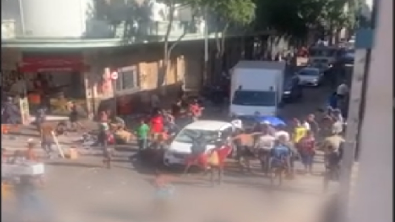 Carro de motorista de aplicativo é depredado por grupo na Cracolândia