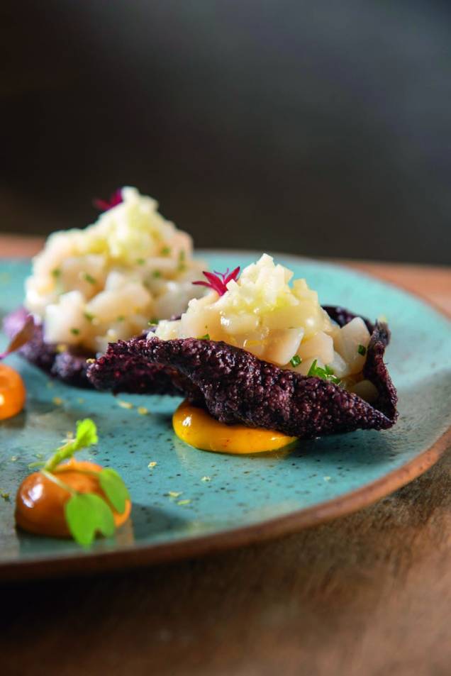 Crocante de arroz negro: com vieira, purê de limão-siciliano e picles de maçã verde Crocante de arroz negro: com vieira, purê de limão-siciliano e picles de maçã verde