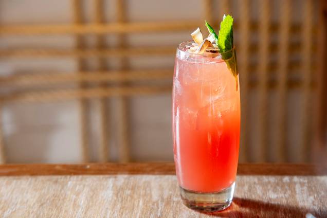 Cofete: bourbon com infusão de cumaru, xarope romã, néctar de abacaxi, limão-siciliano e soda de água de coco Cofete: bourbon com infusão de cumaru, xarope romã, néctar de abacaxi, limão-siciliano e soda de água de coco