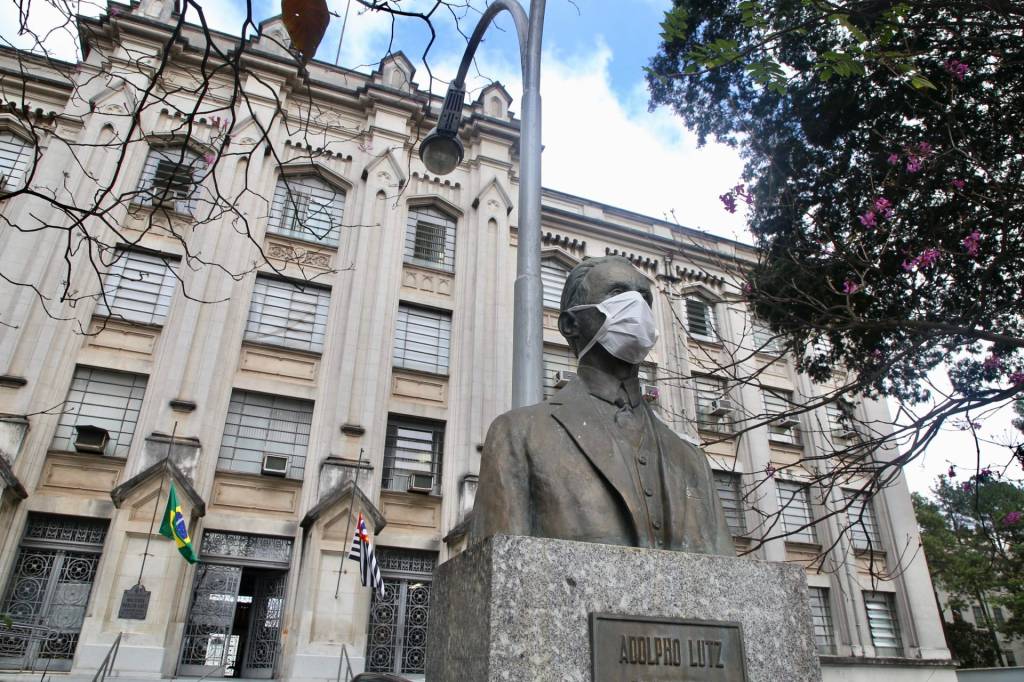 imagem de um prédio antigo com o busto de um homem em concreto na frente