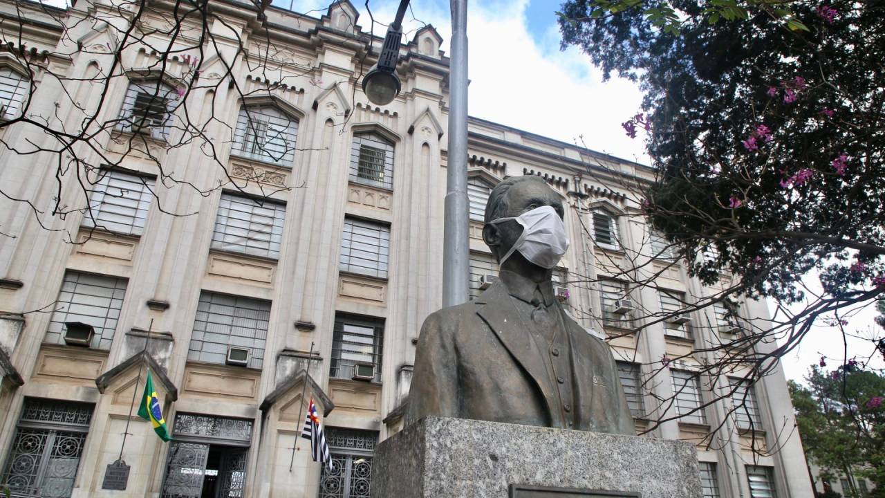 imagem de um prédio antigo com o busto de um homem em concreto na frente