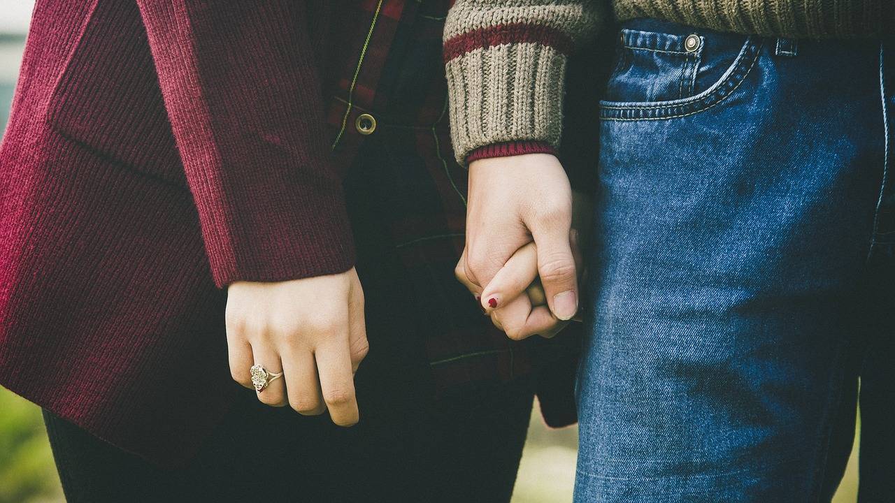 Dia dos Namorados: casal de mãos dadas