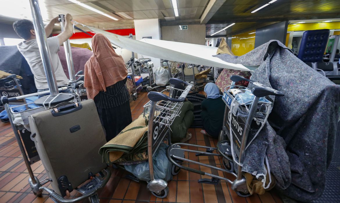 Dia do Refugiado: Afegãos acampados no Aeroporto de Guarulhos.