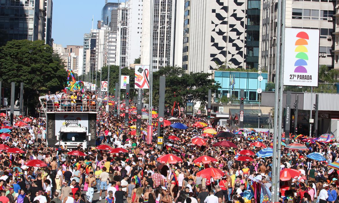 Avenida Paulista durante Parada LGBT+