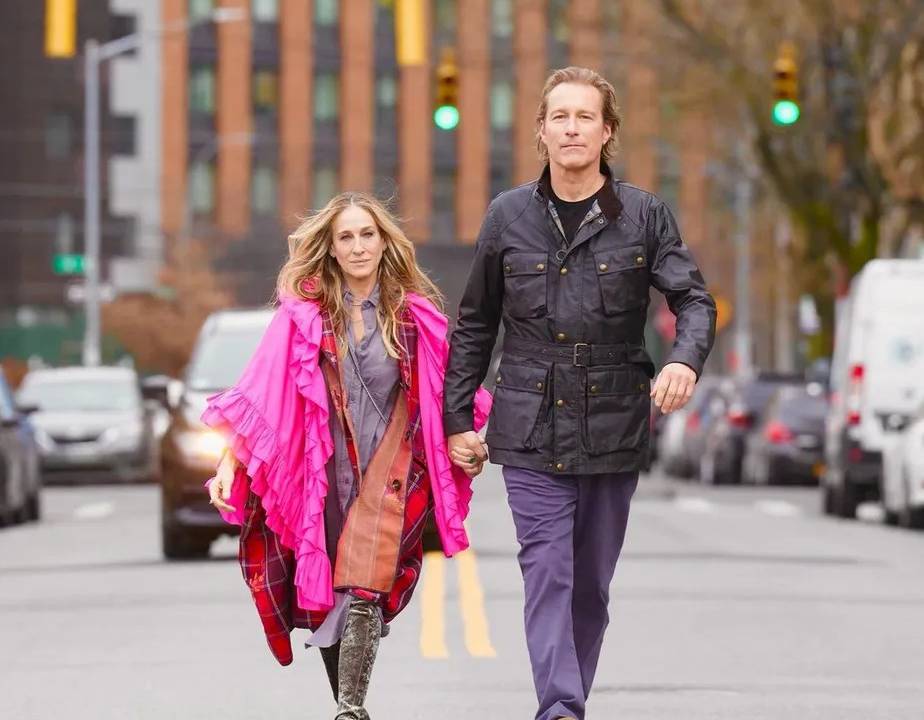 Sarah Jessica Parker e John Corbett na rua