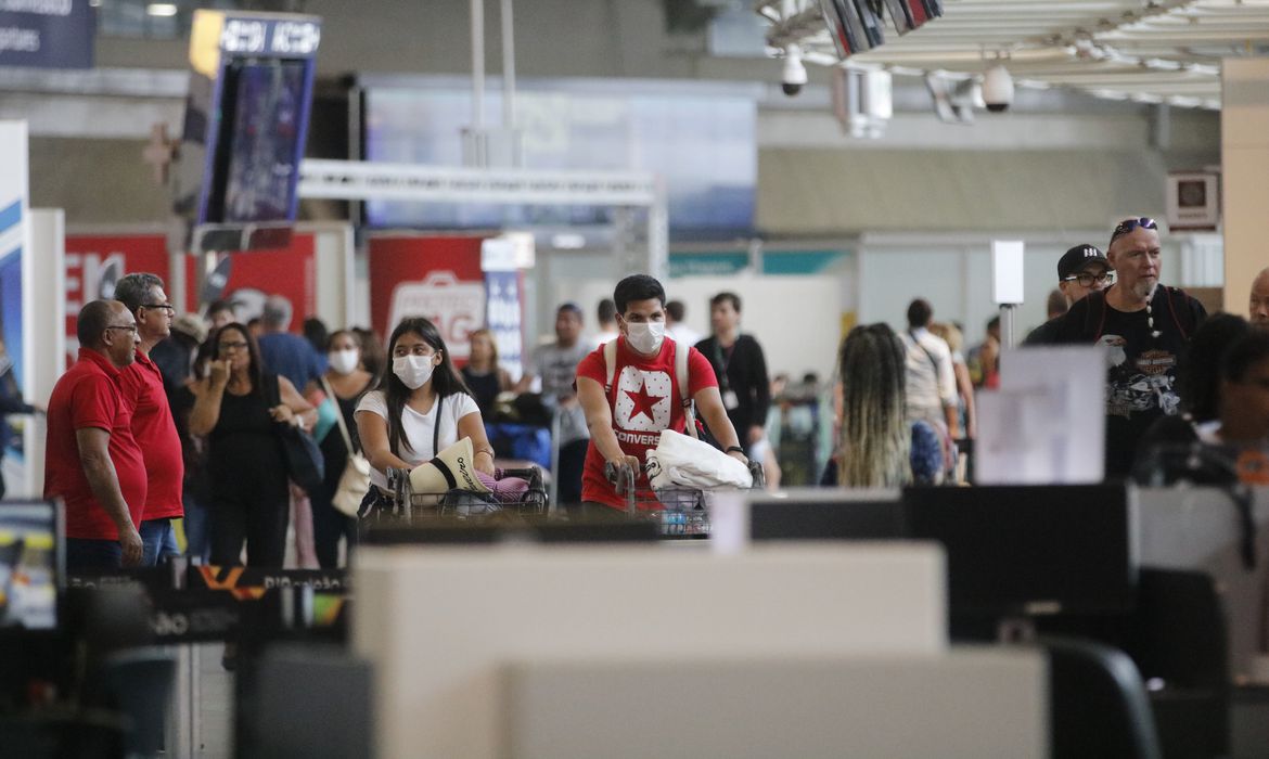 Passageiros e funcionários circulam vestindo máscaras contra Covid-19 no Aeroporto Internacional Tom Jobim- Rio Galeão