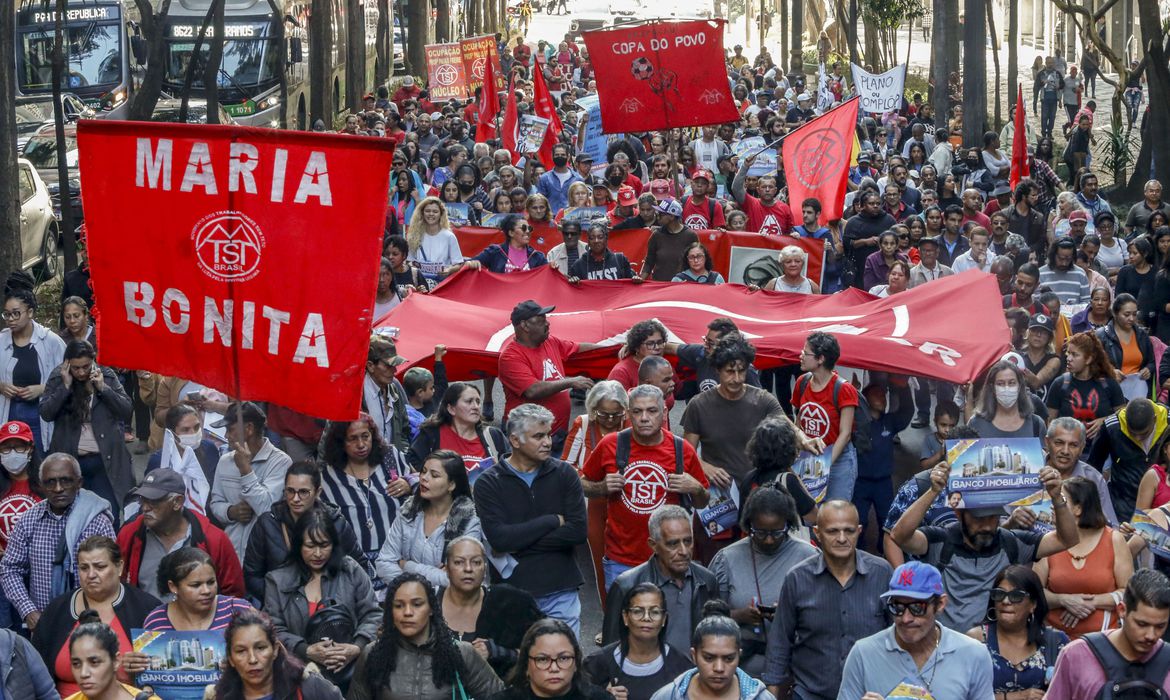 Movimentos sociais fazem ato contra proposta de revisão do Plano Diretor - União dos Movimentos de Moradia e demais movimentos populares de São Paulo fazem protesto na Câmara de Vereadores contra a proposta a ser votada sobre o Plano Diretor.