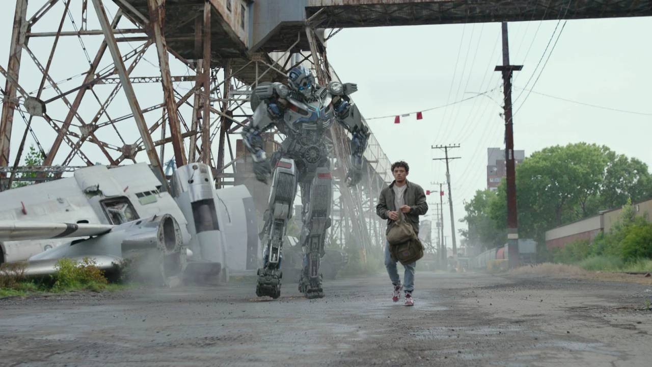 Homem e robô gigante em rua abandonada