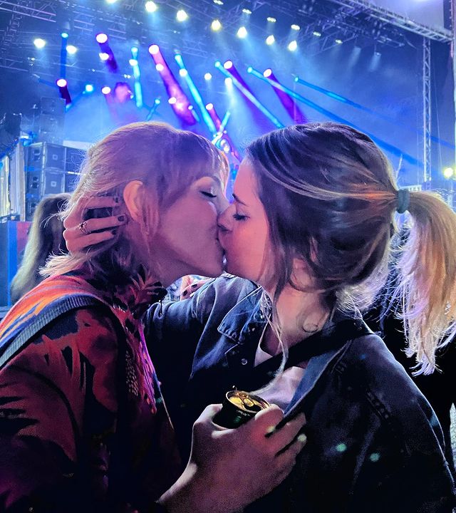 Titi Muller beijando a namorada Livia Lobato