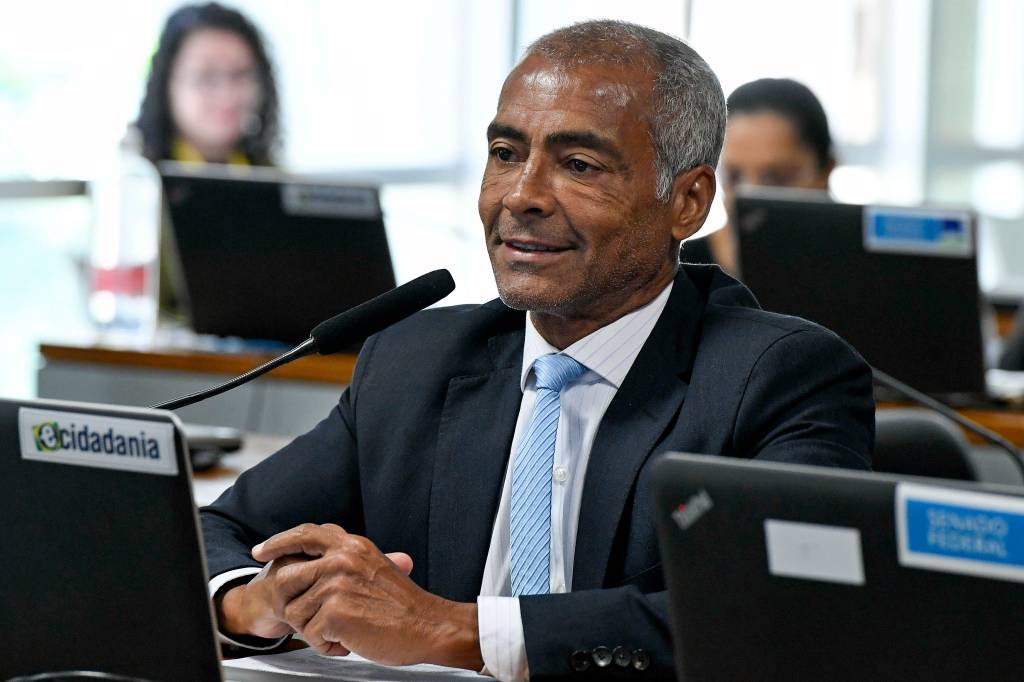 Internado, senador Romário apresenta melhoras