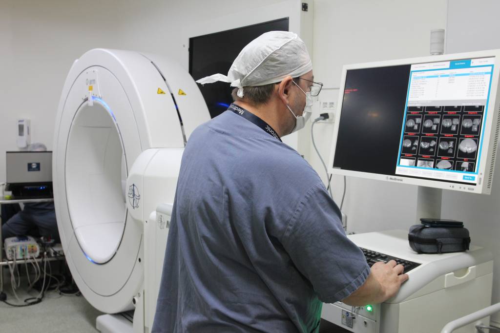 O equipamento O-ARM fornece imagens tridimensionais e em tempo para ajudar os médicos em cirurgias