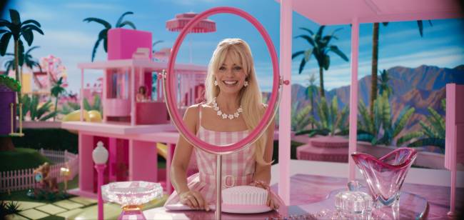 Margot Robbie no papel de Barbie Estereotipada.
