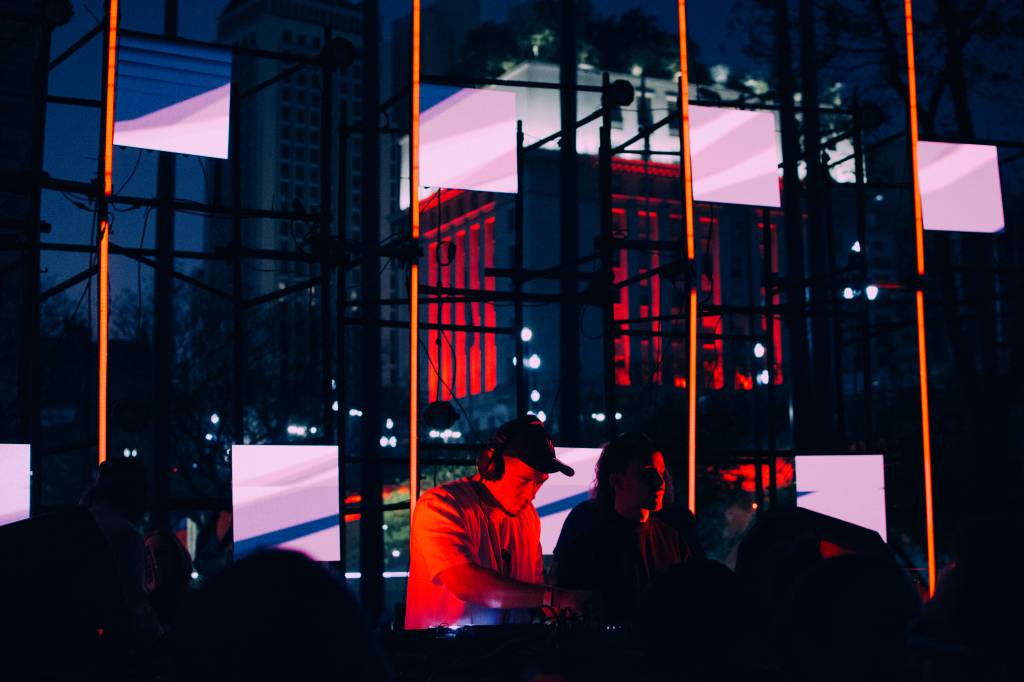 Festa da Cardume Records reúne DJs latinos em frente ao Theatro Municipal