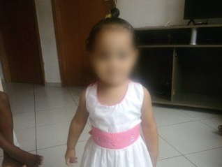 uma criança de vestido