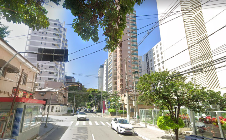 Imagem do Google Street View mostra Alameda Lorena, com prédios dos dois lados da via, carro estacionado e árvores na calçada, durante dia ensolarado