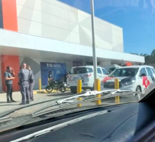 Imagem mostra frente de supermercado com carros de polícia e policiais fora dos veículos