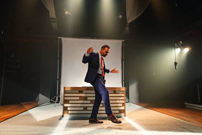 Surto de apresentador de telejornal é mote de monólogo