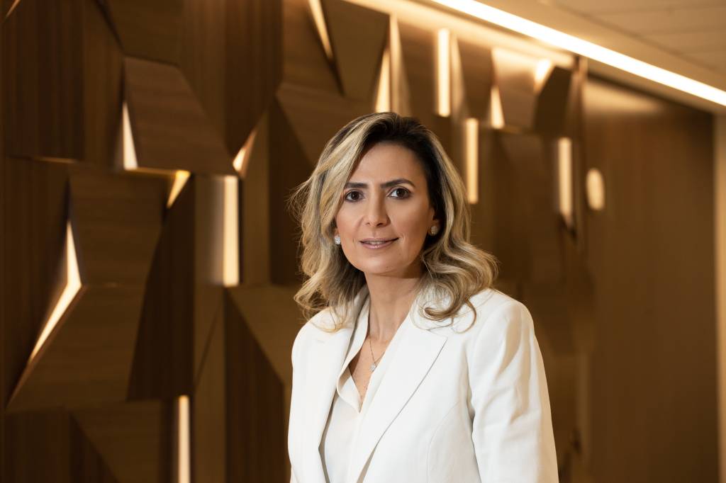 Médica Ludhmila Hajjar lança livro sobre emergências cardiovasculares