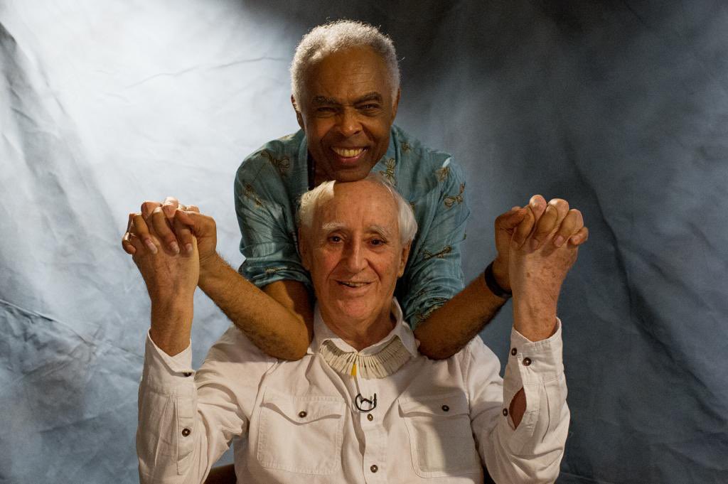 Zé Celso e Gilberto Gil com as mãos entrelaçadas