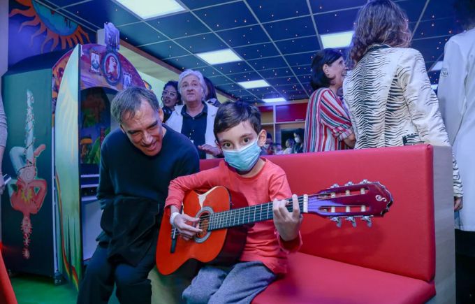 Arnaldo Antunes ouve Rodrigo Reis, paciente do Incor, tocar músicas com o violão do Espaço Imaginário Marisa Monte