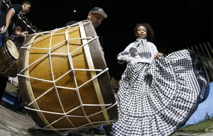 O samba de bumbo paulista mescla elementos de dança, poesia e religião e tem origem nas fazendas de café do interior do estado, no século 19