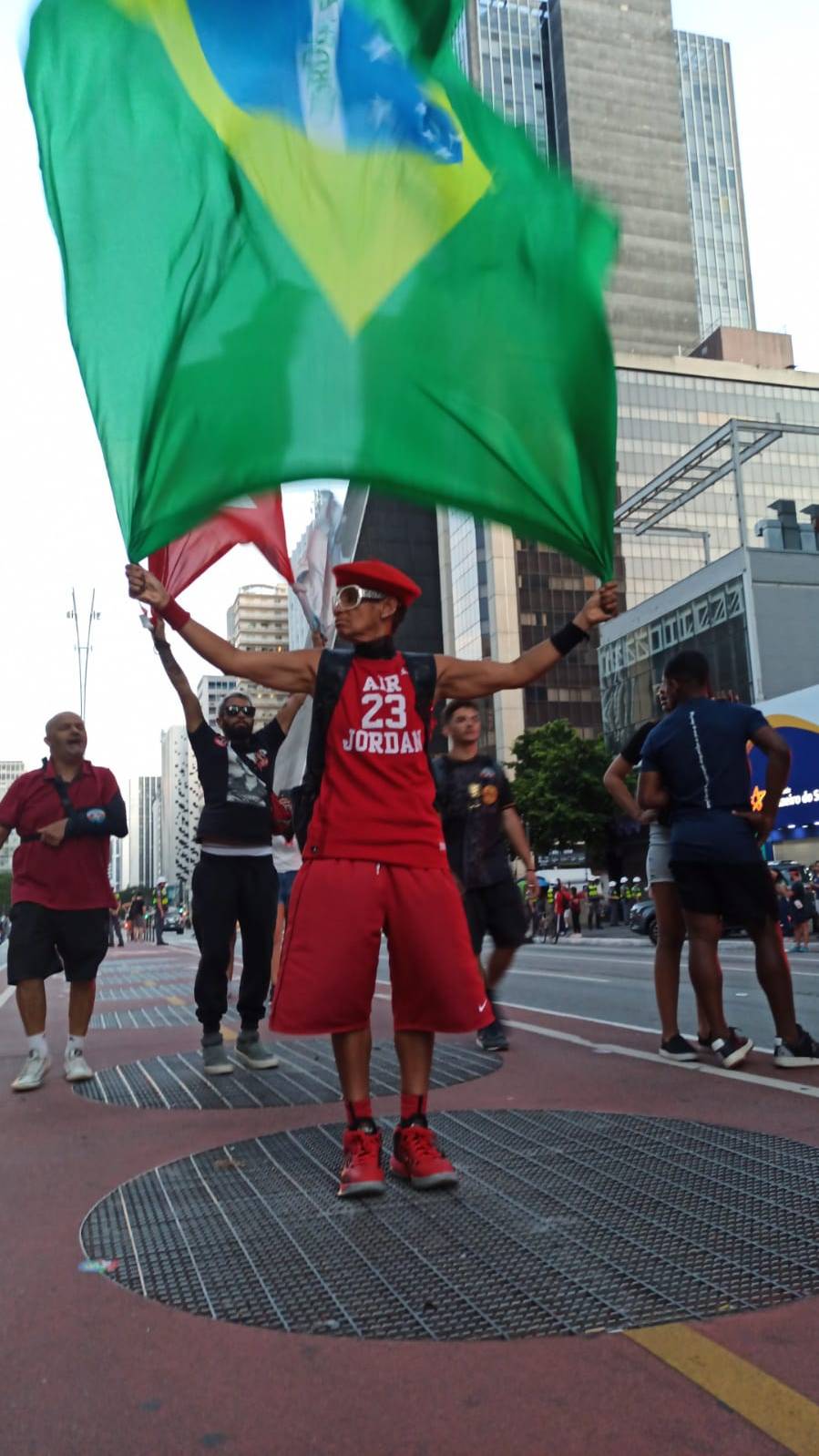 Atleta Ana Garcez, a Animal, durante comemoração da vitória do presidente Luiz Inácio Lula da Silva (PT) nas eleições de 2022