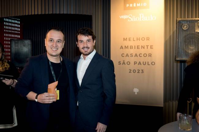 Bruno Moraes, que ganhou o prêmio de Melhor Cozinha Integrada, e André Secchin, diretor-geral da CASACOR