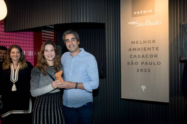Alessandra e Ricardo Cardim, com o prêmio de Melhor Paisagismo