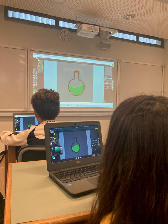 COLÉGIO SANTA CRUZ: Aula de Coding Lab, onde os alunos criam um jogo sobre o ChatGPT, que ficará pronto até o fim do ano